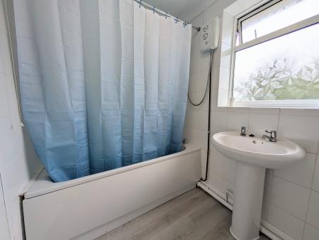 3 bedroom Semi-detached house to let in Bishops Drive, Kettering, NN15