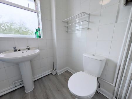 3 bedroom Semi-detached house to let in Bishops Drive, Kettering, NN15