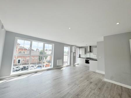 2 bedroom Flat to let in Queen Street, Kettering, NN16