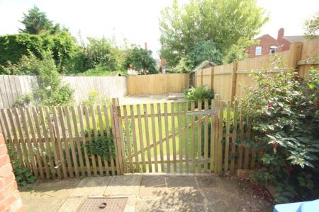 3 bedroom Semi-detached house to let in Neale Avenue, Kettering, NN16
