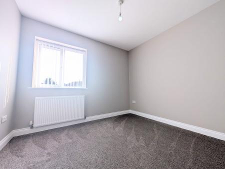 2 bedroom Flat to let in West Avenue, Burton Latimer, NN15