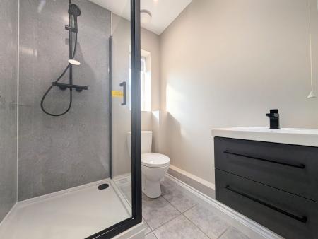 2 bedroom Flat to let in West Avenue, Burton Latimer, NN15