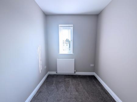 2 bedroom Flat to let in West Avenue, Burton Latimer, NN15