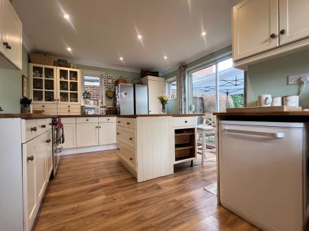 3 bedroom Detached house to let in Underwood Road, Rothwell, NN14