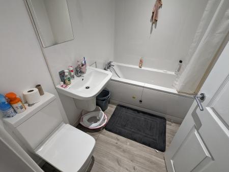 2 bedroom Flat to let in Station Road, Kettering
