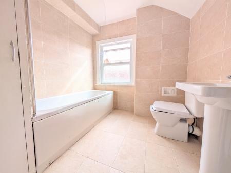 2 bedroom Terraced House to let in Railway View, Kettering, NN16