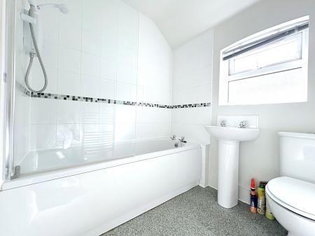 3 bedroom Terraced House to let in Regent street, Kettering, NN16