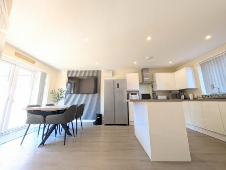 4 bedroom Detached house to let in Chaplins Lane, Desborough, NN14