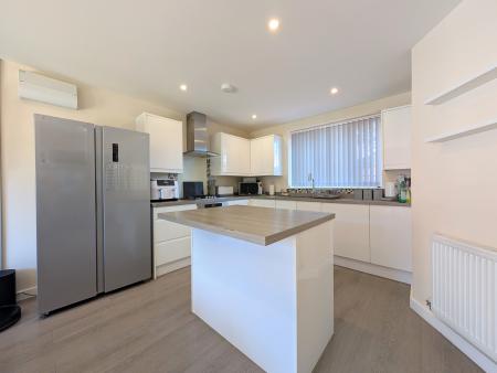 4 bedroom Detached house to let in Chaplins Lane, Desborough, NN14