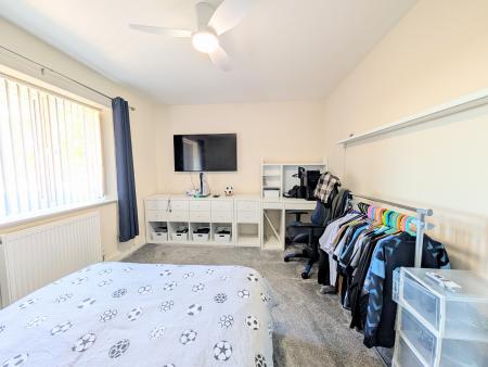 4 bedroom Detached house to let in Chaplins Lane, Desborough, NN14