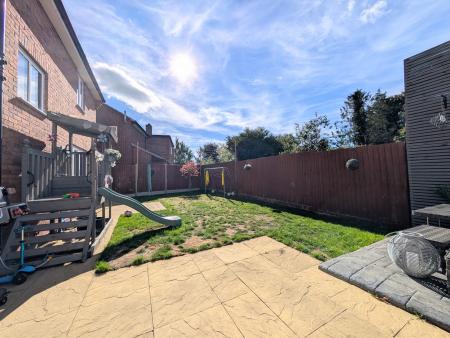 4 bedroom Detached house to let in Chaplins Lane, Desborough, NN14