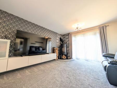 4 bedroom Detached house to let in Chaplins Lane, Desborough, NN14