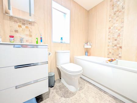 4 bedroom Detached house to let in Chaplins Lane, Desborough, NN14