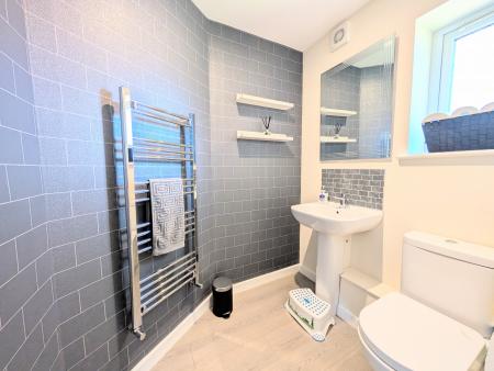 4 bedroom Detached house to let in Chaplins Lane, Desborough, NN14