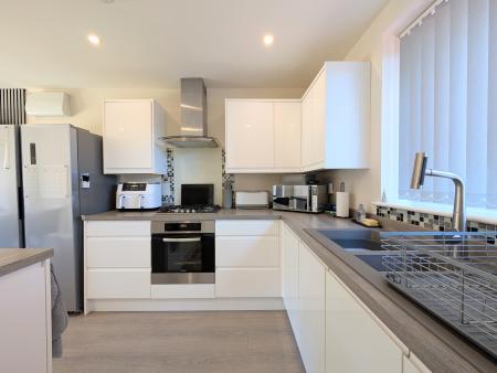 4 bedroom Detached house to let in Chaplins Lane, Desborough, NN14