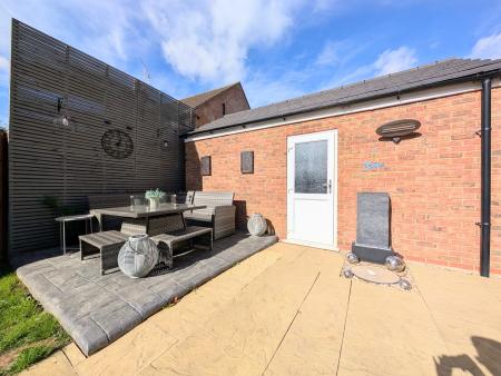 4 bedroom Detached house to let in Chaplins Lane, Desborough, NN14