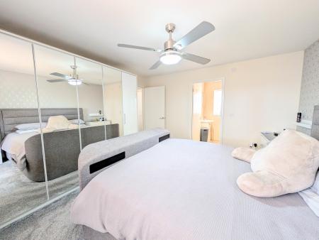 4 bedroom Detached house to let in Chaplins Lane, Desborough, NN14