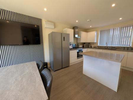 4 bedroom Detached house to let in Chaplins Lane, Desborough, NN14