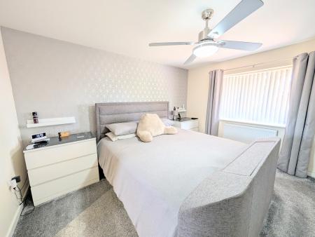 4 bedroom Detached house to let in Chaplins Lane, Desborough, NN14