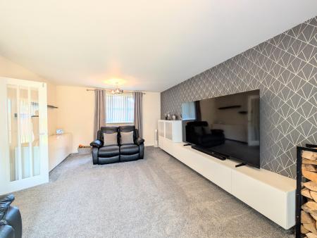4 bedroom Detached house to let in Chaplins Lane, Desborough, NN14