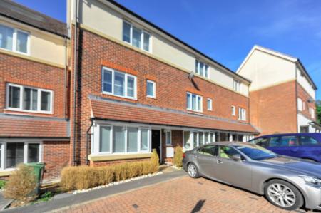 4 bedroom Terraced House to let in Dalmeny Way, Epsom, KT18