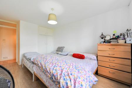 2 bedroom Flat to let in Galsworthy Road, Kingston, KT2