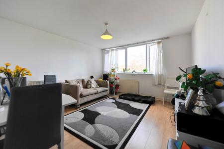 2 bedroom Flat to let in Galsworthy Road, Kingston, KT2