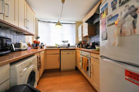 2 bedroom Flat to let in Galsworthy Road, Kingston, KT2