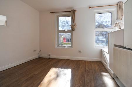 3 bedroom Flat to let in Grange Road, London, SE1