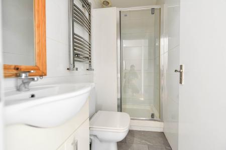 3 bedroom Flat to let in Grange Road, London, SE1