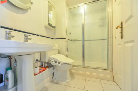 4 bedroom Town house to let in Chadwick Place, Kingston, KT6
