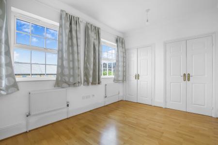 4 bedroom Town house to let in Chadwick Place, Kingston, KT6