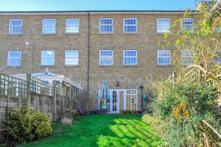 4 bedroom Town house to let in Chadwick Place, Kingston, KT6