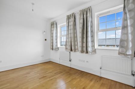 4 bedroom Town house to let in Chadwick Place, Kingston, KT6