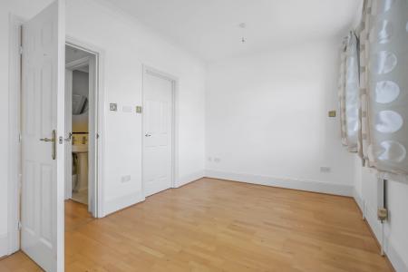 4 bedroom Town house to let in Chadwick Place, Kingston, KT6