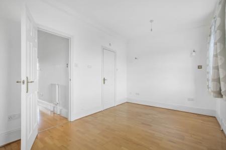 4 bedroom Town house to let in Chadwick Place, Kingston, KT6
