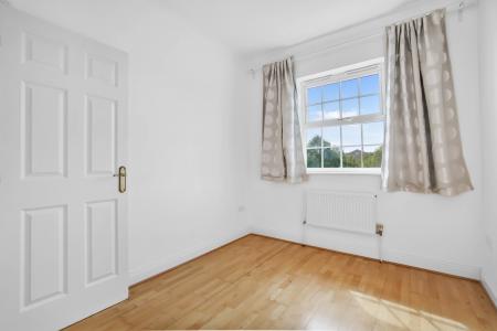 4 bedroom Town house to let in Chadwick Place, Kingston, KT6