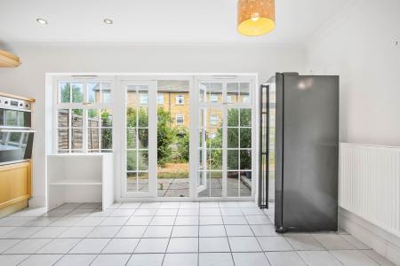 4 bedroom Town house to let in Chadwick Place, Kingston, KT6