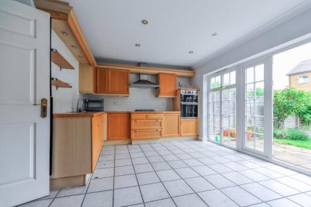 4 bedroom Town house to let in Chadwick Place, Kingston, KT6