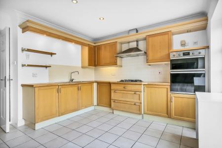 4 bedroom Town house to let in Chadwick Place, Kingston, KT6