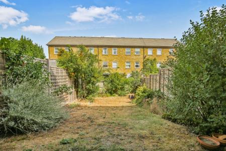 4 bedroom Town house to let in Chadwick Place, Kingston, KT6