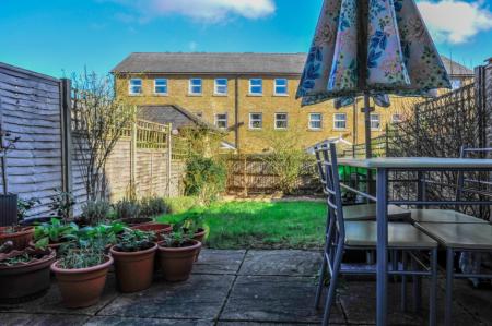 4 bedroom Town house to let in Chadwick Place, Kingston, KT6