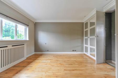 4 bedroom Detached house to let in Upper Brighton Road, Kingston, KT6
