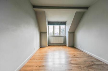 4 bedroom Detached house to let in Upper Brighton Road, Kingston, KT6