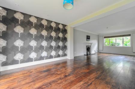 4 bedroom Detached house to let in Upper Brighton Road, Kingston, KT6