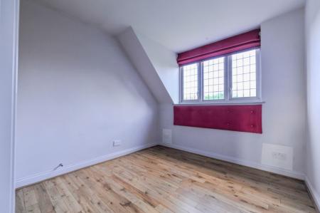 4 bedroom Detached house to let in Upper Brighton Road, Kingston, KT6
