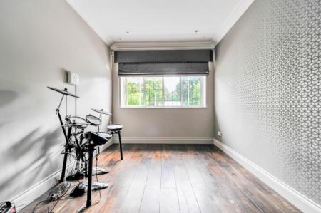 4 bedroom Detached house to let in Upper Brighton Road, Kingston, KT6