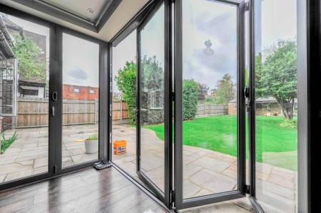 4 bedroom Detached house to let in Upper Brighton Road, Kingston, KT6