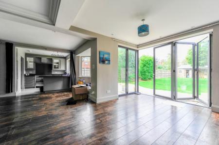 4 bedroom Detached house to let in Upper Brighton Road, Kingston, KT6