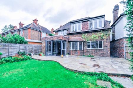 4 bedroom Detached house to let in Upper Brighton Road, Kingston, KT6